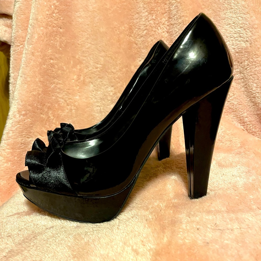 Womens black pumps
